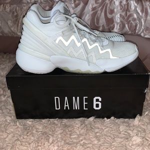 Basketball shoes